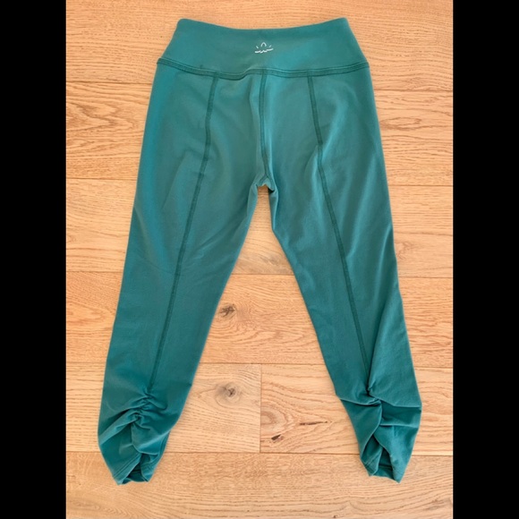 Beyond Yoga Cropped Leggings - Picture 2 of 7